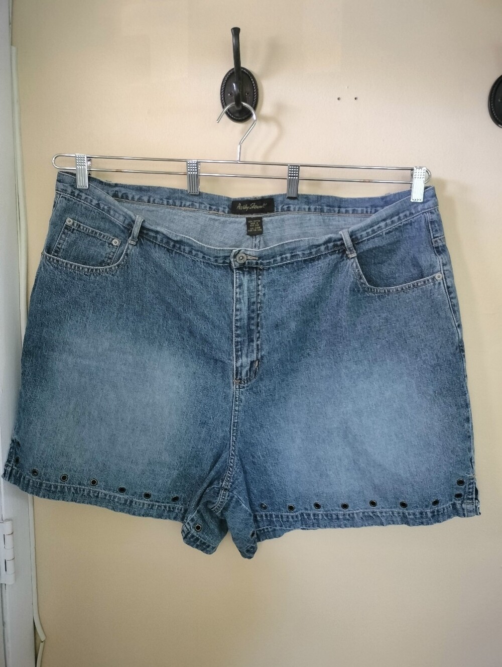 Ashley Stewart Denim Blue Jean Shorts Grommet Details Hem 24W Vacation Western
